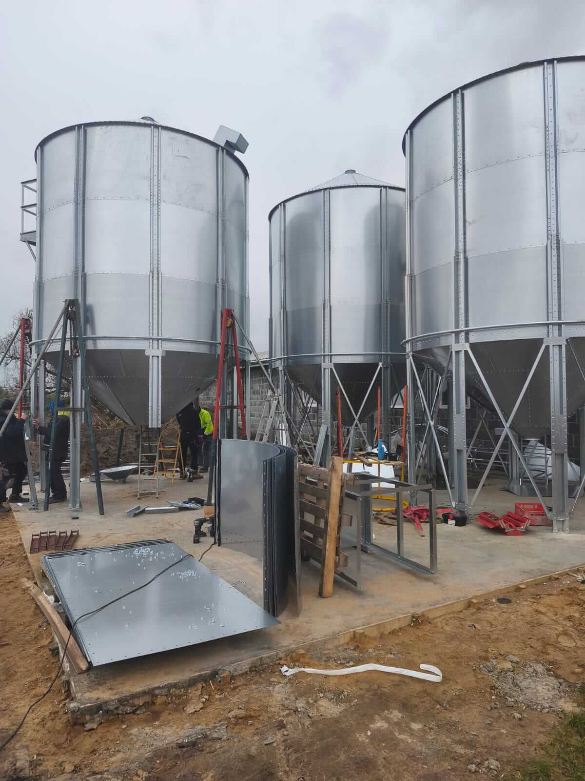 realizacja silosyckm Montaż trzech silosów zbożowych 40 ton
